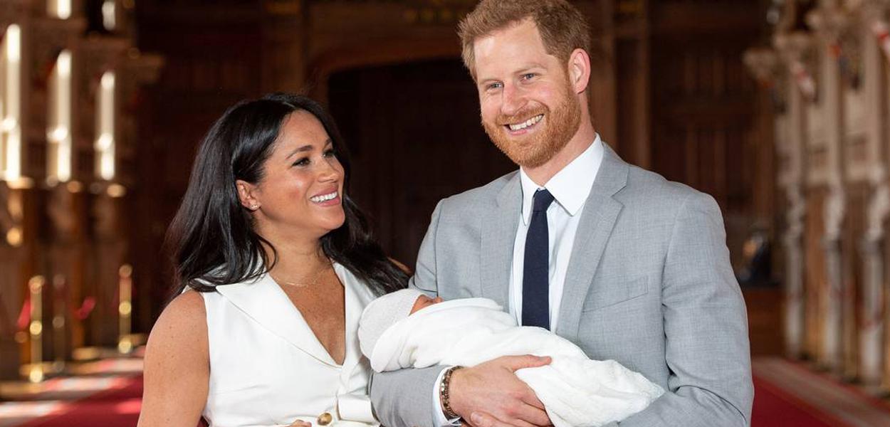 Príncipe Harry e a mulher, Meghan, com o filho no colo no Castelo de Windsor 08/05/2019