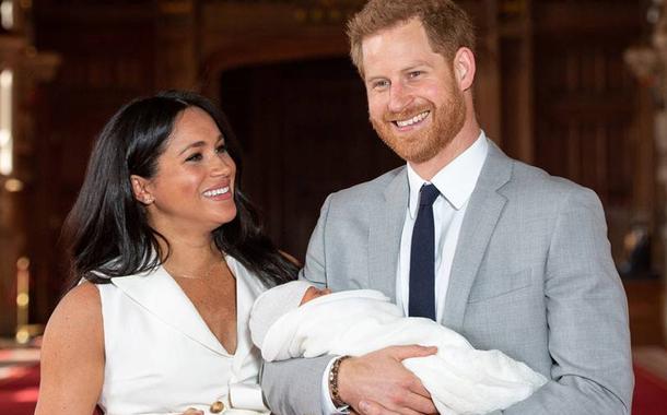 Príncipe Harry e a mulher, Meghan, com o filho no colo no Castelo de Windsor 08/05/2019