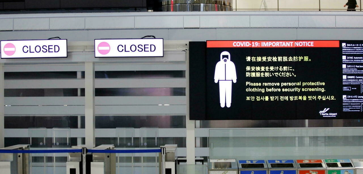 Saguão de embarque do aeroporto internacional de Narita no primeiro dia de fronteiras fechadas para evitar a propagação da nova variante ômicron em Narita, no leste de Tóquio