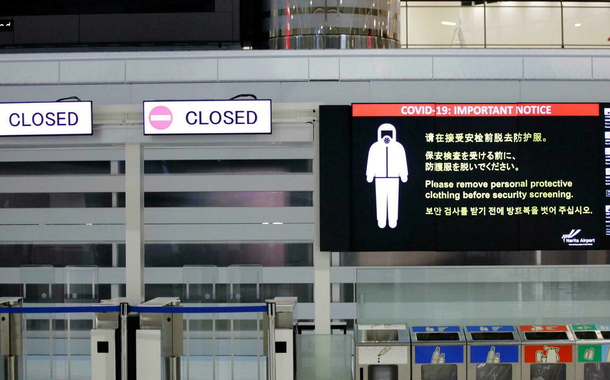 Saguão de embarque do aeroporto internacional de Narita no primeiro dia de fronteiras fechadas para evitar a propagação da nova variante ômicron em Narita, no leste de Tóquio