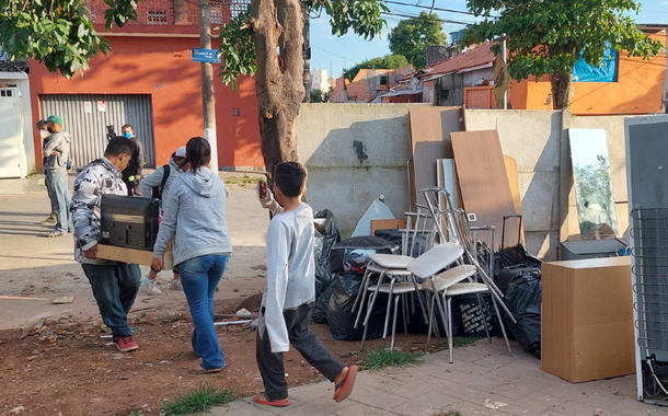 Entre os ocupantes da Vila Sônia, há aproximadamente 50 crianças e 30 adolescentes. Em pelo menos 23 moradias há pessoas idosas e com deficiência