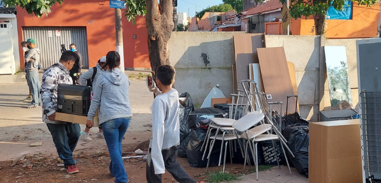 Entre os ocupantes da Vila Sônia, há aproximadamente 50 crianças e 30 adolescentes. Em pelo menos 23 moradias há pessoas idosas e com deficiência