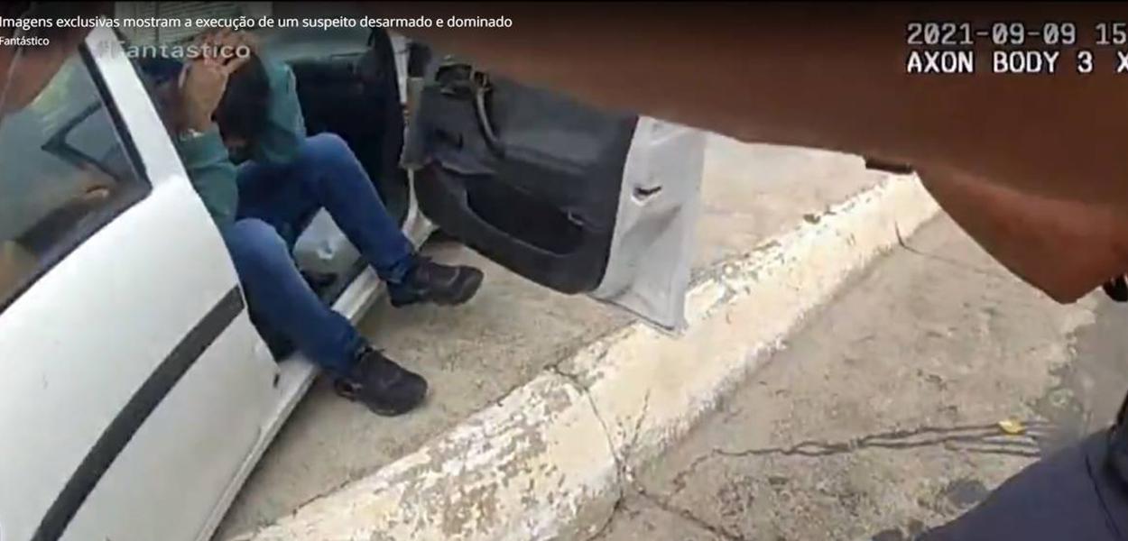 O suspeito Vinícius David de Souza Castro Gomes coloca as mãos da cabeça antes de ser morto por um PM com três tiros de fuzil