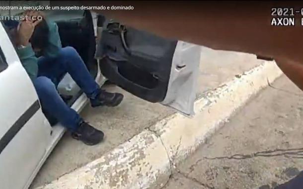 O suspeito Vinícius David de Souza Castro Gomes coloca as mãos da cabeça antes de ser morto por um PM com três tiros de fuzil