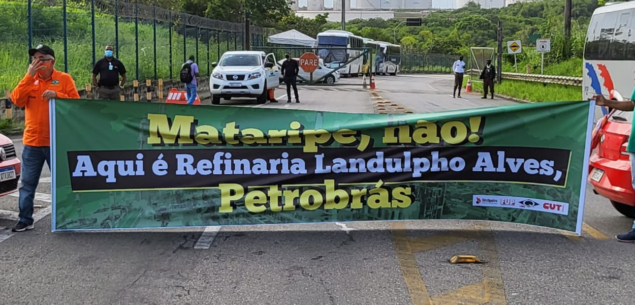 Petroleiros protestam contra venda da RLAM