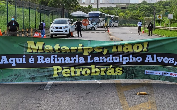 Petroleiros protestam contra venda da RLAM