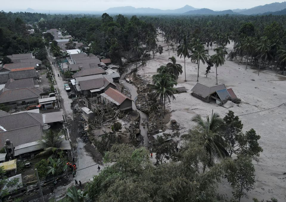 Uma vista aérea das casas danificadas na vila de Sumber Wuluh que foram afetadas pela erupção do vulcão Monte Semeru na regência de Lumajang, província de Java Oriental, Indonésia, 5 de dezembro de 2021