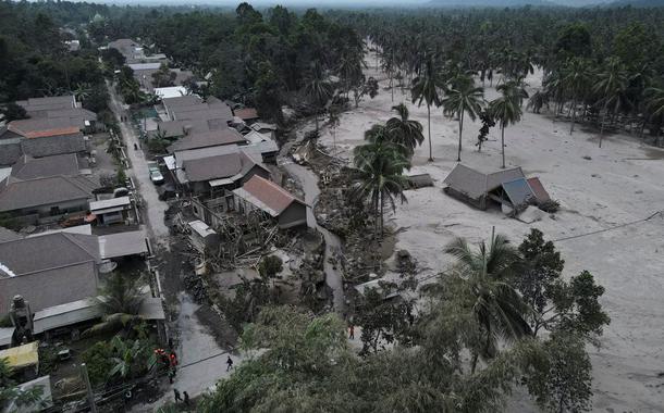 Uma vista aérea das casas danificadas na vila de Sumber Wuluh que foram afetadas pela erupção do vulcão Monte Semeru na regência de Lumajang, província de Java Oriental, Indonésia, 5 de dezembro de 2021