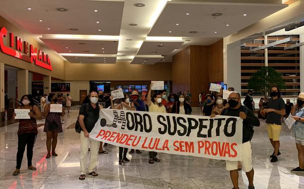 Moro é vaiado durante lançamento de livro no Recife