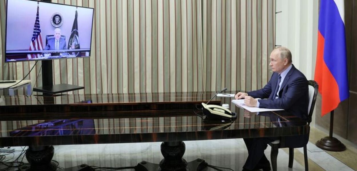 Presidente da Rússia, Vladimir Putin, durante videconferência com presidente dos Estados Unidos, Joe Biden
