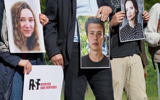 Grupo de defesa da imprensa segura fotos de jornalistas detidos em Belarus