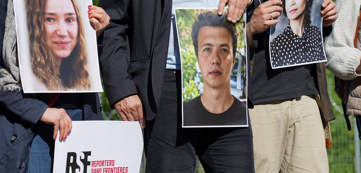 Grupo de defesa da imprensa segura fotos de jornalistas detidos em Belarus