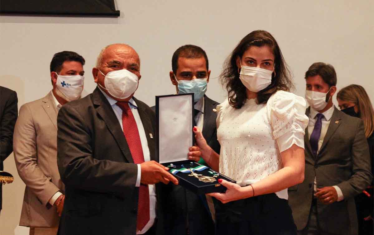 Filha do Sigmaringa, Luiza, ao receber a homenagem pelo pai, das mãos do deputado distrital Chico Vigilante