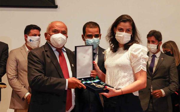 Filha do Sigmaringa, Luiza, ao receber a homenagem pelo pai, das mãos do deputado distrital Chico Vigilante