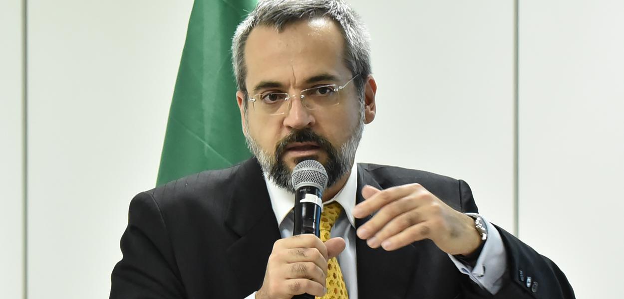 Ministro Weintraub tenta interditar o pai, para impedir herança para mãe