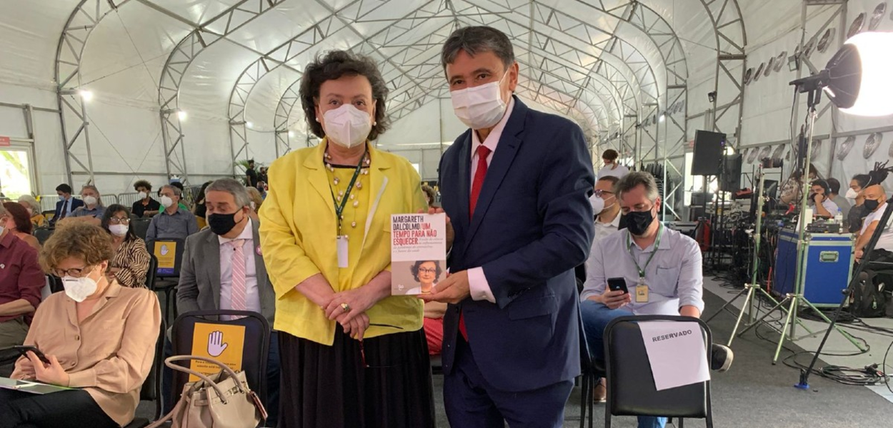 Pelas redes sociais, Wellington Dias agradeceu a homenagem e compartilhou presente entregue pela pneumologista e pesquisadora Margareth Dalcomo durante cerimônia