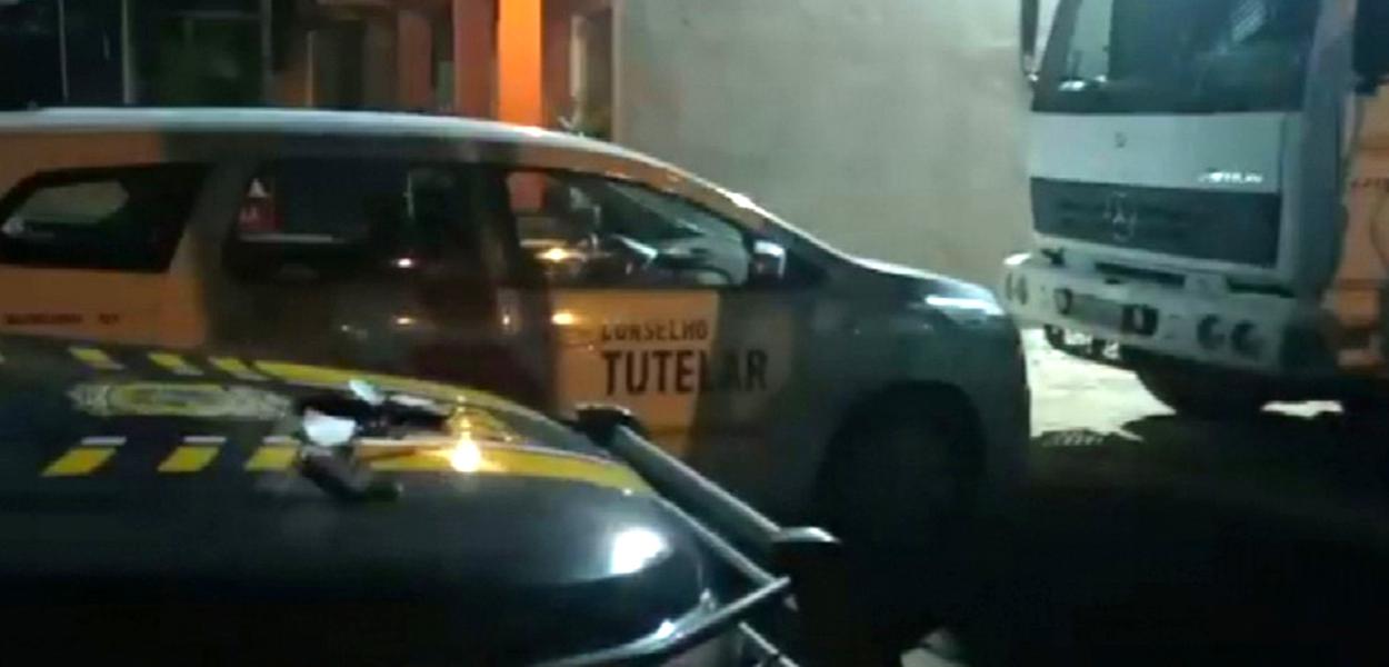 Adolescente é encontra em hotel com suspeito do crime (Foto: Reprodução/TV Anhanguera)