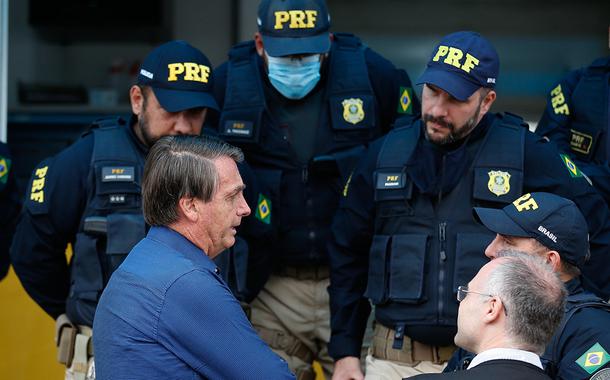 Bolsonaro com agentes da Polícia Rodoviária Federal (PRF)