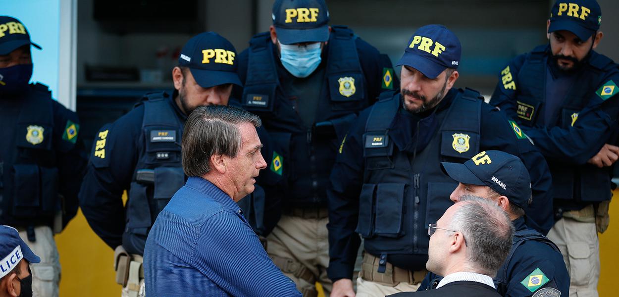 Bolsonaro com agentes da Polícia Rodoviária Federal (PRF)