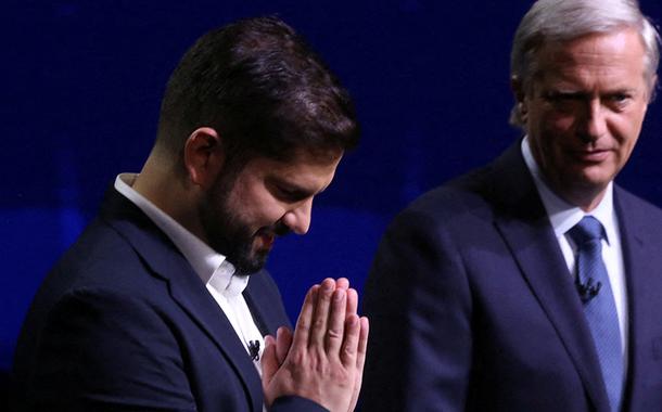 Candidatos à presidência do Chile, Gabriel Boric (à esquerda) e José Antonio Kast, posam para foto antes de debate em Santiago