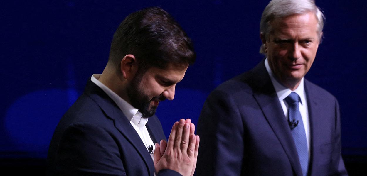 Candidatos à presidência do Chile, Gabriel Boric (à esquerda) e José Antonio Kast, posam para foto antes de debate em Santiago