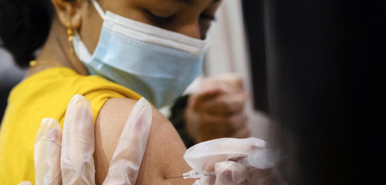 Menina recebe dose da vacina contra Covid-19 da Pfizer-BioNTech