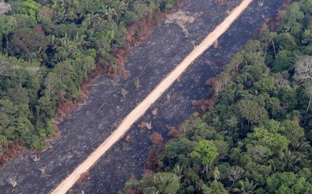 Vista aérea de área desmatada na floresta amazônica perto de Porto Velho