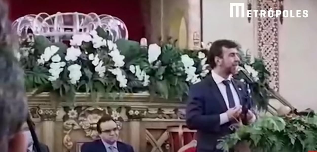 Deputado Marcelo Freixo discursa em igreja evangélica no Rio
