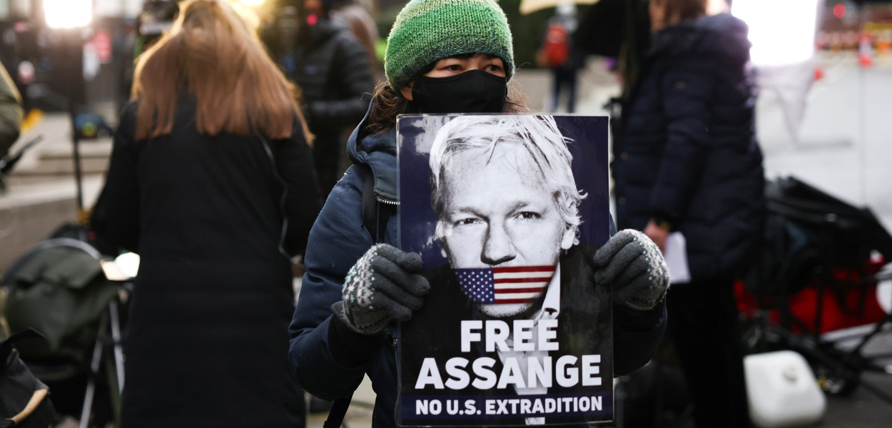 Apoiador do fundador do WikiLeaks, Julian Assange, segura um cartaz em Old Bailey, o Tribunal Criminal Central, em Londres, Grã-Bretanha, 4 de janeiro de 2021