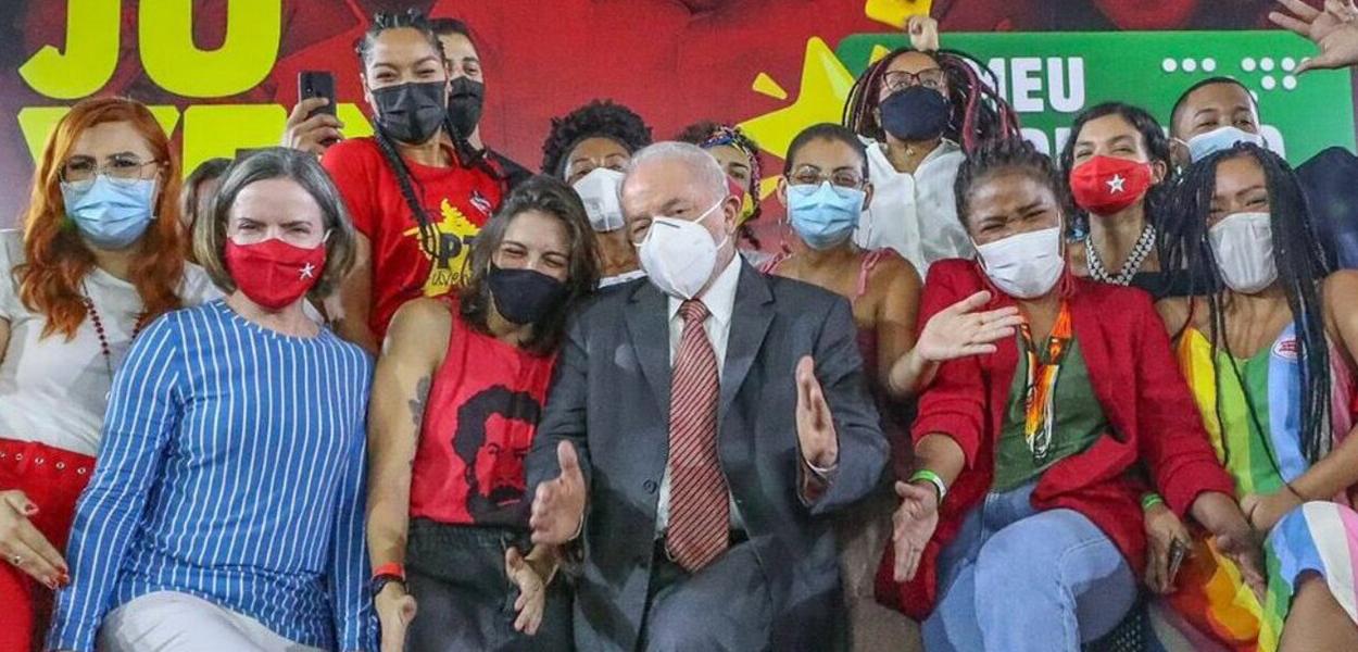 Lula e Gleisi em encontro da Juventude do PT repetem famosa foto da sarrada