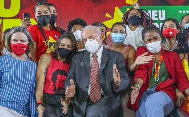 Lula e Gleisi em encontro da Juventude do PT repetem famosa foto da sarrada