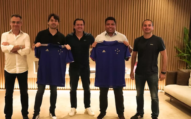 Ronaldo com a camisa do Cruzeiro após acordo