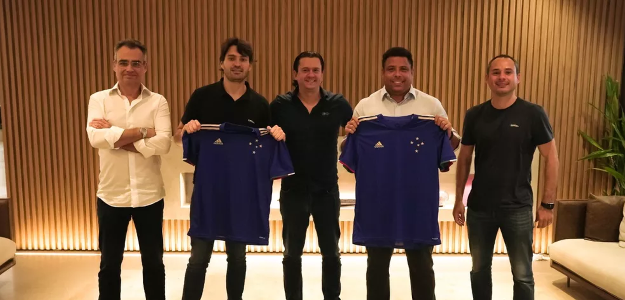 Ronaldo com a camisa do Cruzeiro após acordo