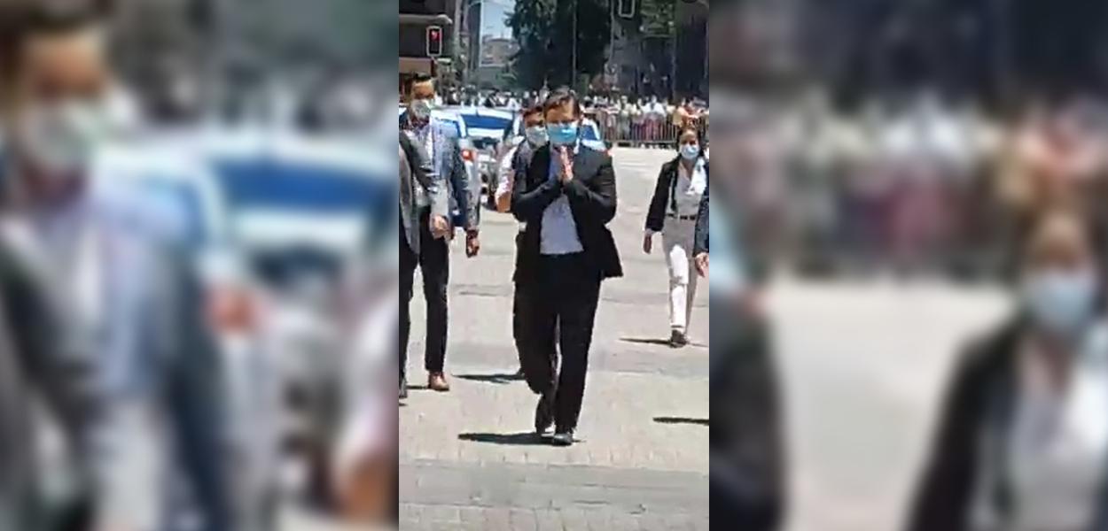 Gabriel Boric cumprimenta apoiadores no La Moneda