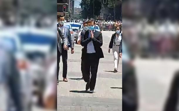 Gabriel Boric cumprimenta apoiadores no La Moneda