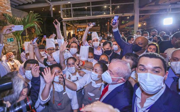 Lula tira foto com garçons e funcionários do Rubaiyat