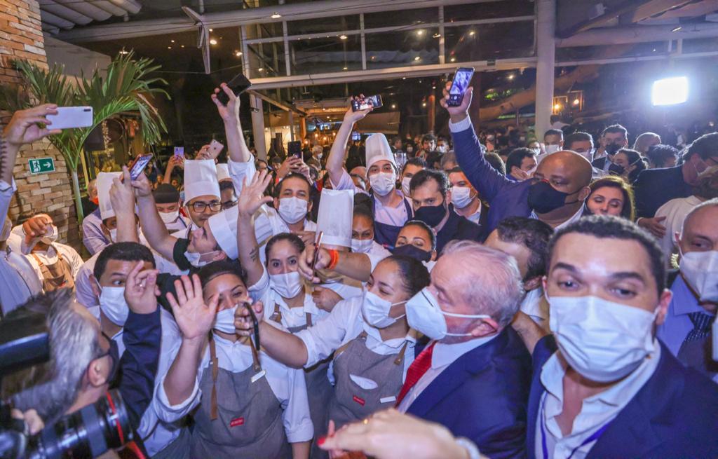 Lula tira foto com garçons e funcionários do Rubaiyat