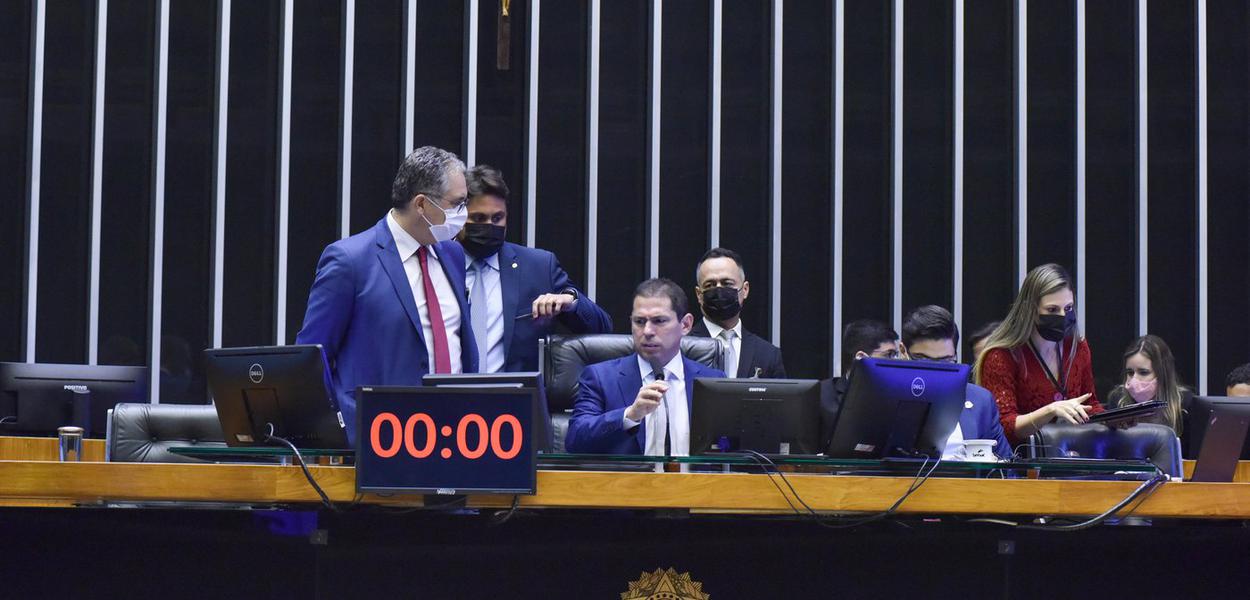 Deputados em sessão do Plenário na Câmara