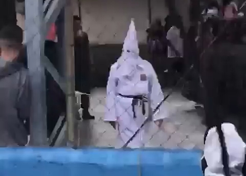 Vídeo mostra professor fantasiado de Ku Klux Klan em escola de Santo André, SP