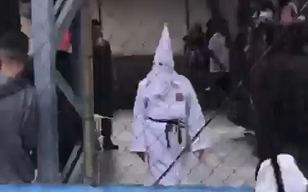 Vídeo mostra professor fantasiado de Ku Klux Klan em escola de Santo André, SP