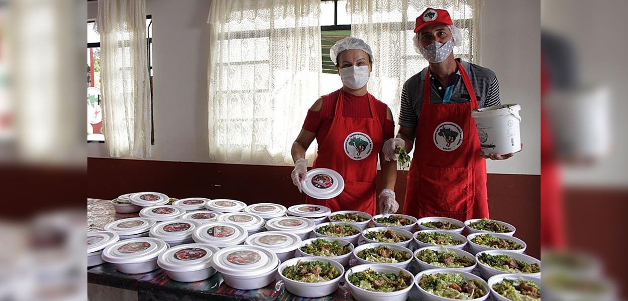 Marmitas são preparadas todas as semanas por integrantes do MST e voluntários