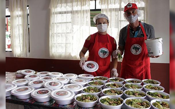 Marmitas são preparadas todas as semanas por integrantes do MST e voluntários