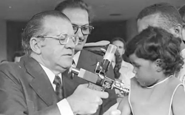 Ministro Paulo Almeida Machado inicia vacinação contra meningite em Niterói, em janeiro de 1975