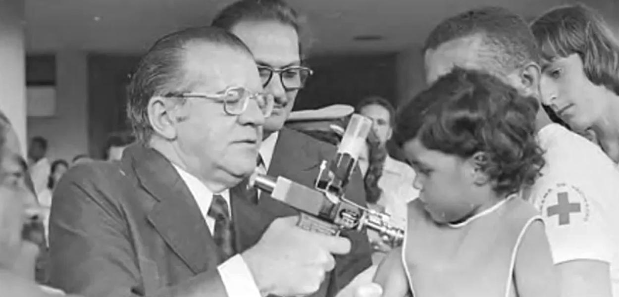 Ministro Paulo Almeida Machado inicia vacinação contra meningite em Niterói, em janeiro de 1975
