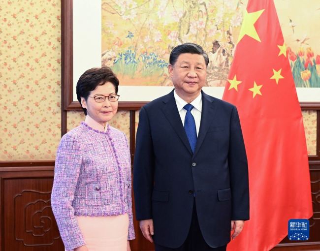 Xi Jinping e Carrie Lam, de Hong Kong