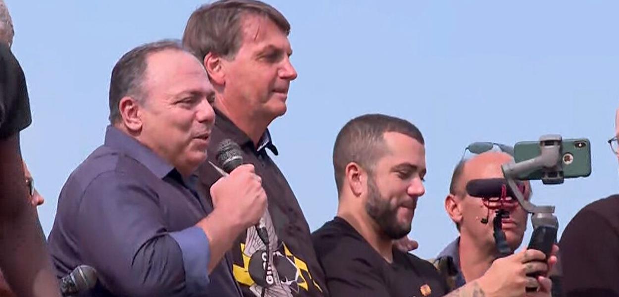 Eduardo Pazuello (com microfone) e Jair Bolsonaro (roupa com desenho preto e amarelo) em comício no Rio de Janeiro em maio de 2021