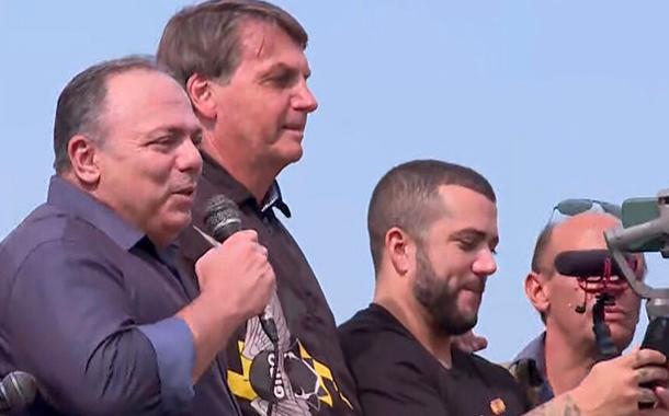 Eduardo Pazuello (com microfone) e Jair Bolsonaro (roupa com desenho preto e amarelo) em comício no Rio de Janeiro em maio de 2021