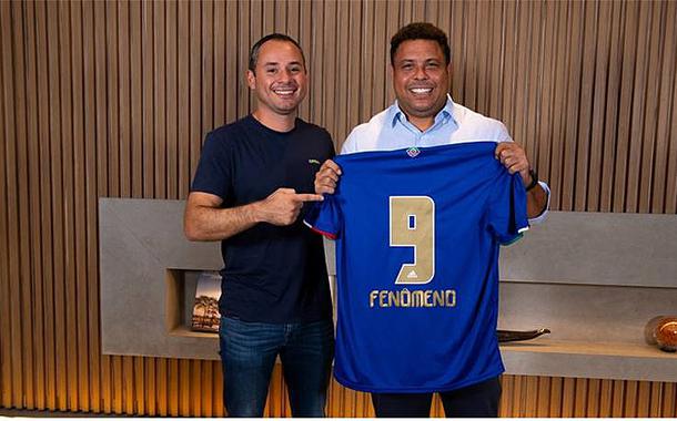 Thiago Maffra, CEO da XP Inc., ao lado de Ronaldo Fenômeno em foto divulgada para anunciar a compra do Cruzeiro