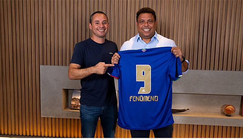 Thiago Maffra, CEO da XP Inc., ao lado de Ronaldo Fenômeno em foto divulgada para anunciar a compra do Cruzeiro