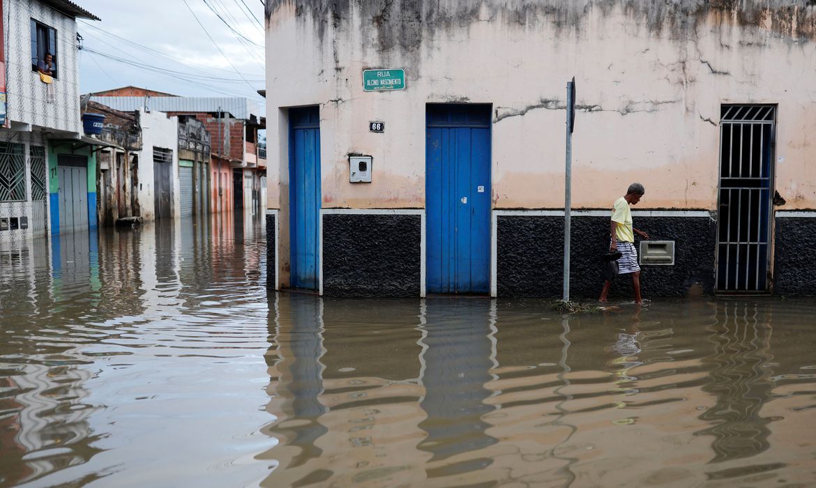Enchente na Bahia (Foto: Reuters/Amanda Perobelli) Enchente na Bahia